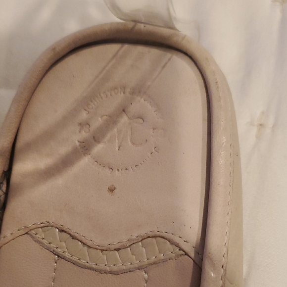 Johnston & Murphy Cream and Gold Loafers with Classic Design - Picture 2 of 7